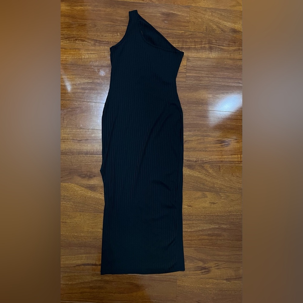 Black midi bodycon dress #bodycon #mididress